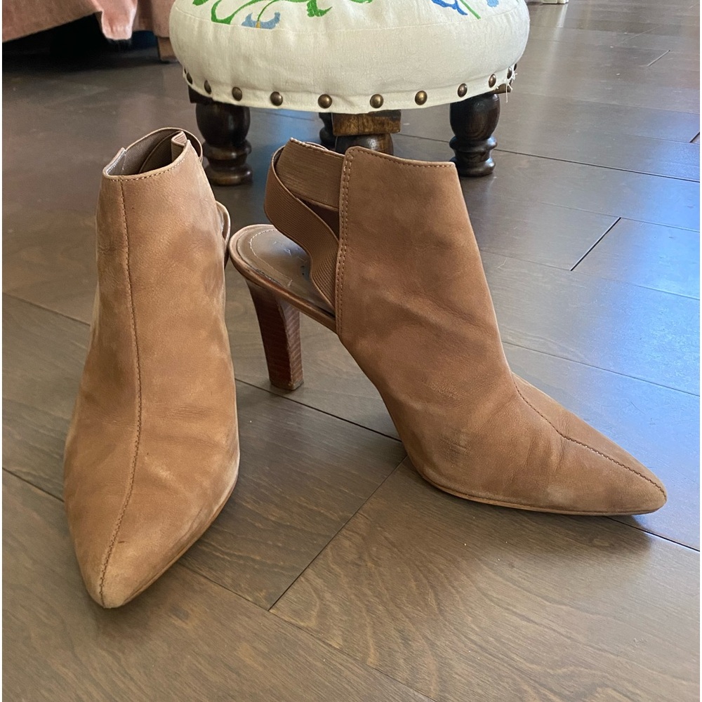 Tahari Sahara Slingback Kicks